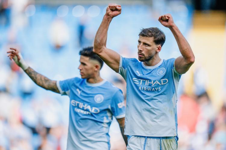 Manchester City vence 5-3 al Sunderland y mantiene el liderato de la Premier League