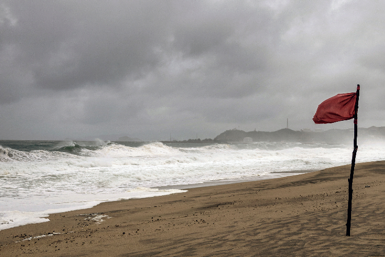 Huracán 'Polo' dejará oleaje elevado en la costa y ambiente frío con lluvias en el AMG