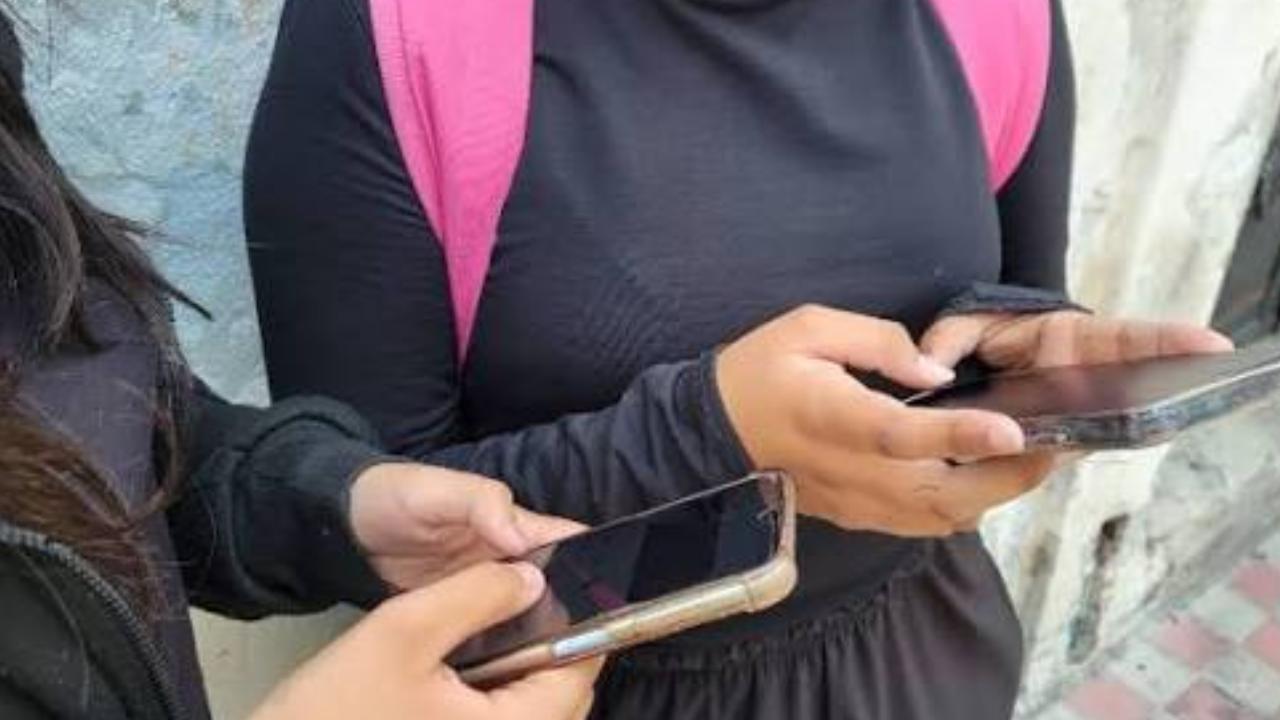 SEP regulará uso de celulares en primarias y secundarias a partir de noviembre