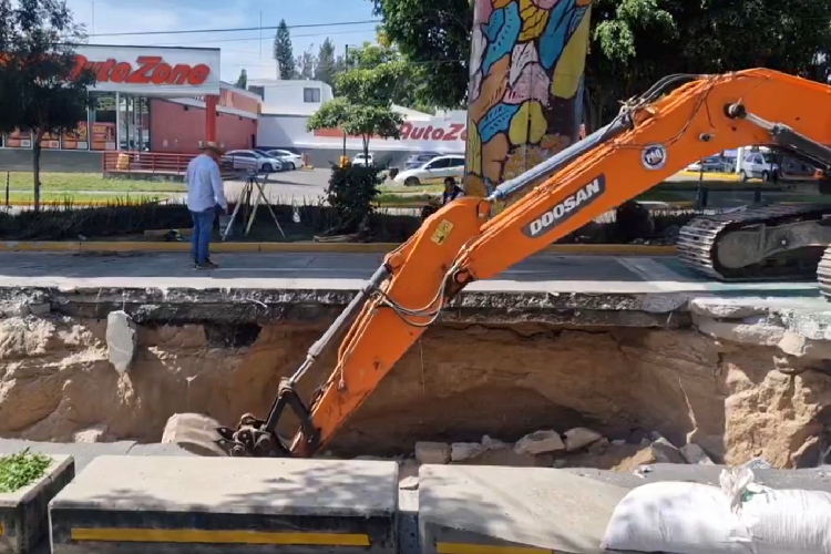 Aparece socavón de 10 metros en Ávila Camacho