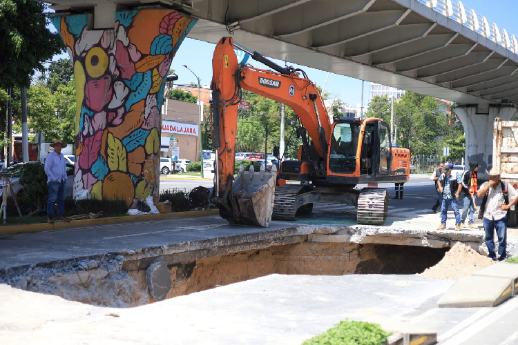 Aparece socavón de 10 metros en Ávila Camacho