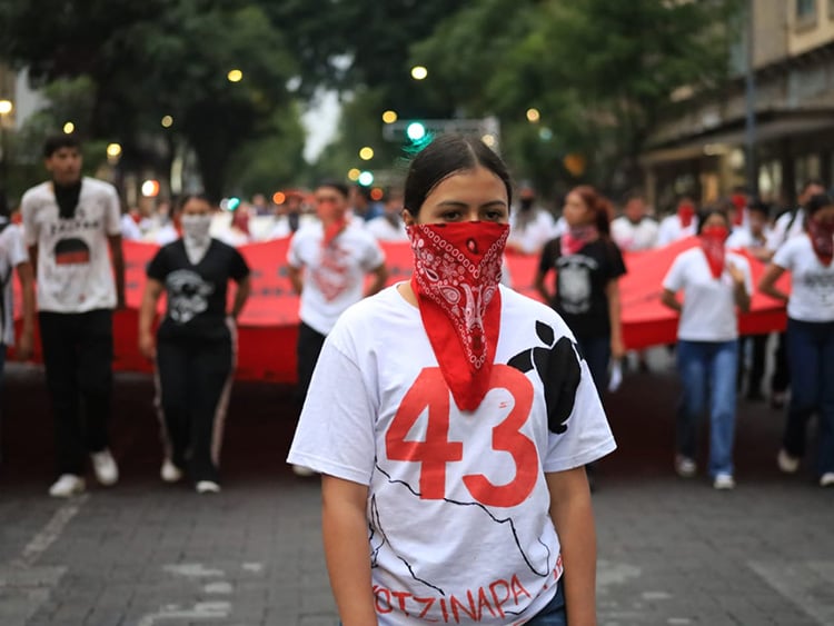 Marchan en Guadalajara por los 43 de Ayotzinapa