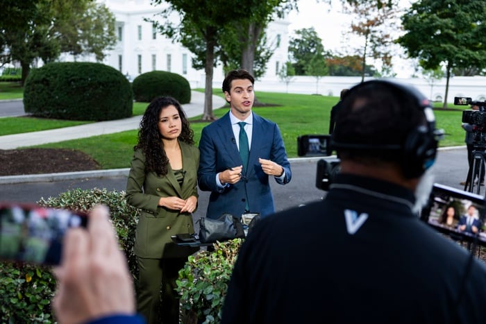 Periodistas de CNN, MS NOW y Politico entran en la Casa Blanca tras la orden del juez