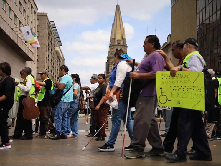 Invidentes exigen firma de comodato