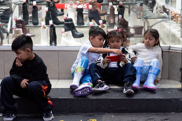 SEP prohíbe celulares en primarias y secundarias desde el 3 de noviembre