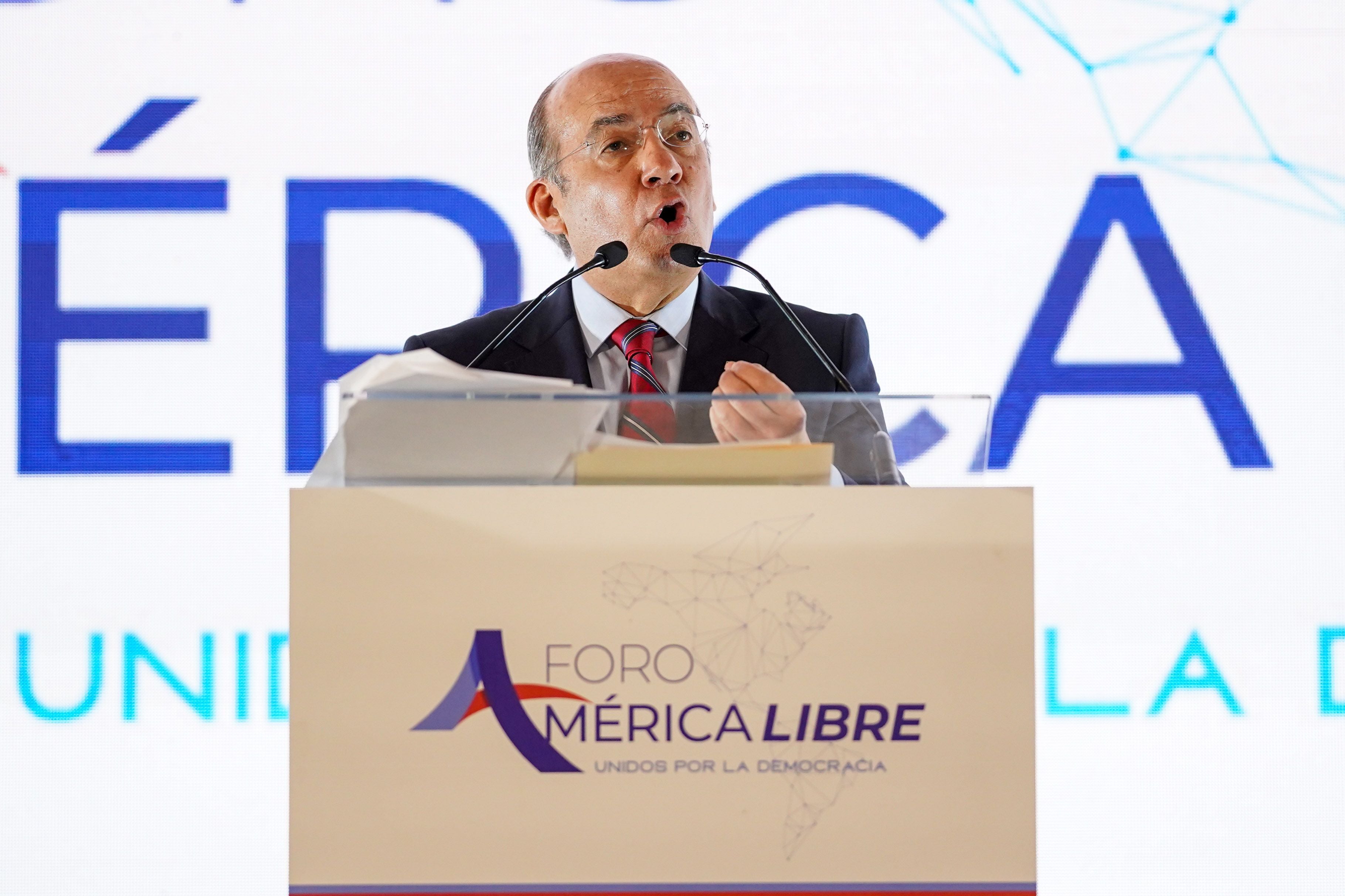 Calderón advierte sobre una nueva versión de la “dictadura perfecta” en México