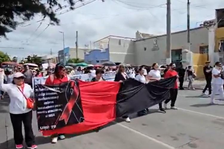 Trabajadores del IMSS marchan por aumento salarial e insumos