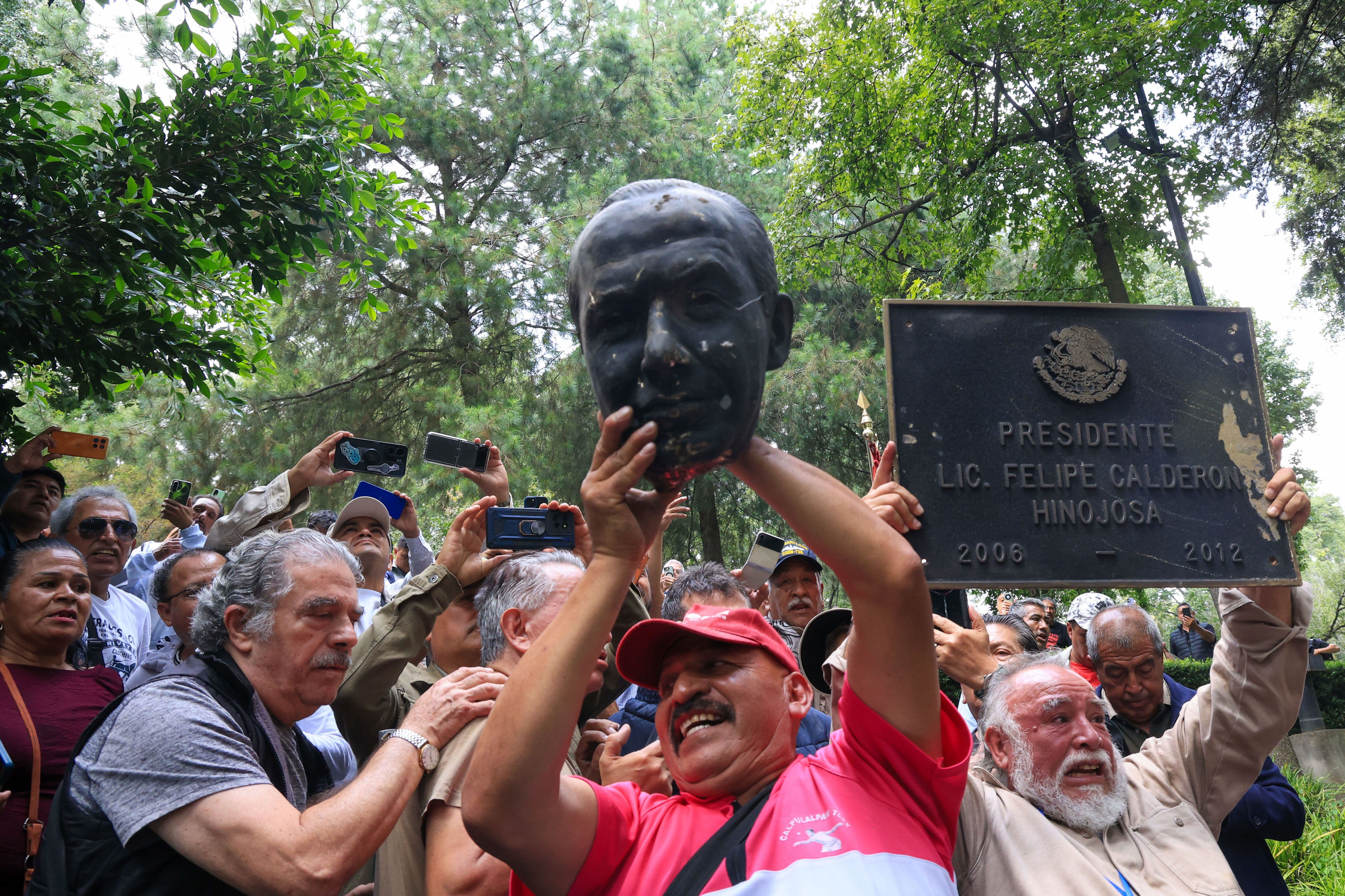 Sheinbaum condena decapitación de la estatua de Felipe Calderón