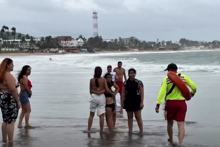 Protección Civil mantiene vigilancia en la costa de Jalisco por huracán Rachel