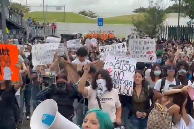 Estudiantes de la 'Voca' bloquean se manifiestan por denuncias de acoso sexual