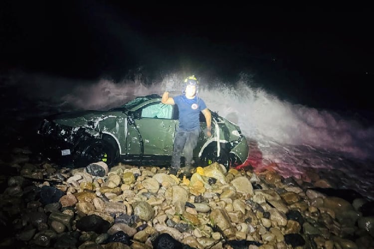 Hallan auto BMW dentro del mar en la zona de Mismaloya; conductor se dio a la fuga