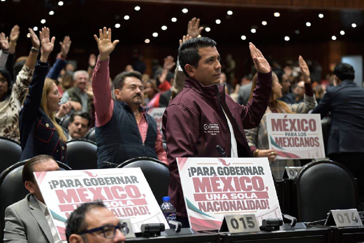 Advierten retroceso constitucional por reforma sobre doble nacionalidad 
