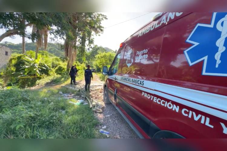 Mujer descubre a un hombre muerto en un canal