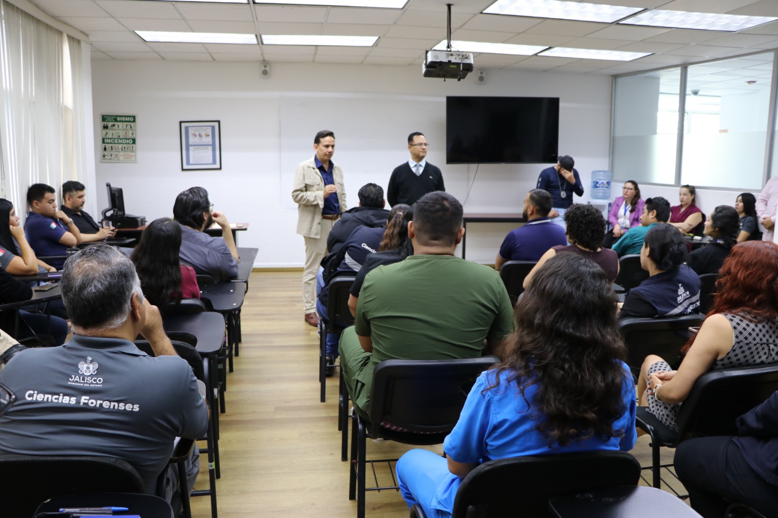 Tras protesta, IJCF entrega estímulo económico a peritos