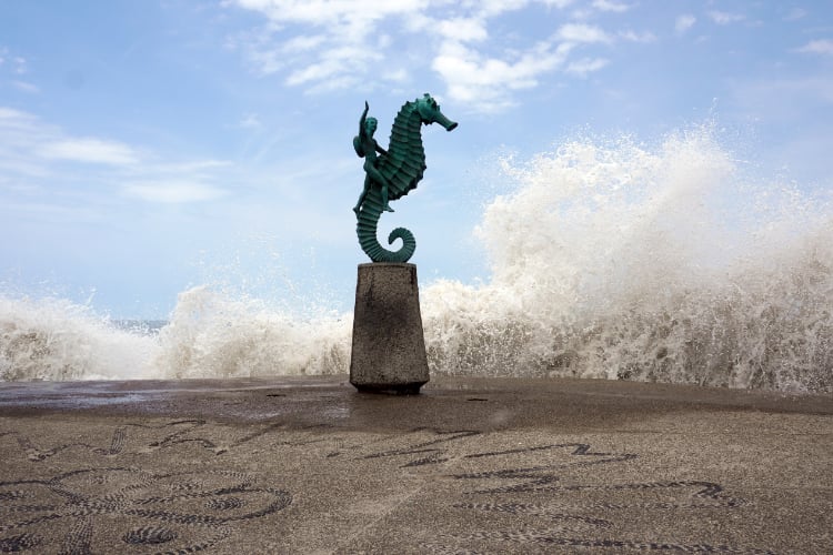 'Rachel': Marejadas rebasan el malecón e invaden calles de Puerto Vallarta