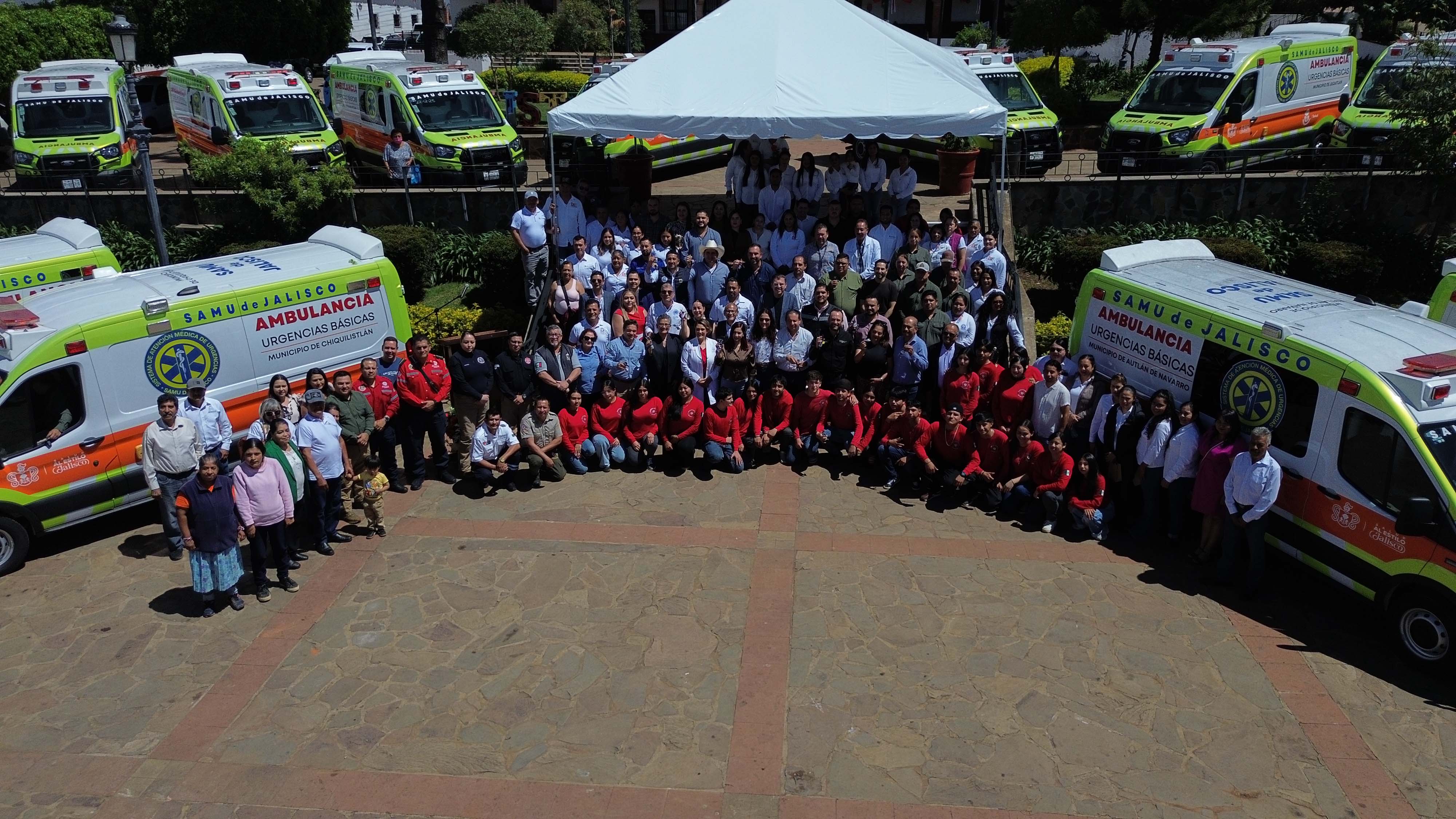 Entregan 14 ambulancias en Sierra de Amula
