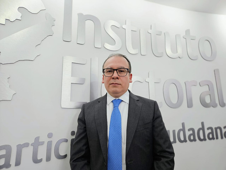 Santana asume como titular de IEPC; promete autonomía