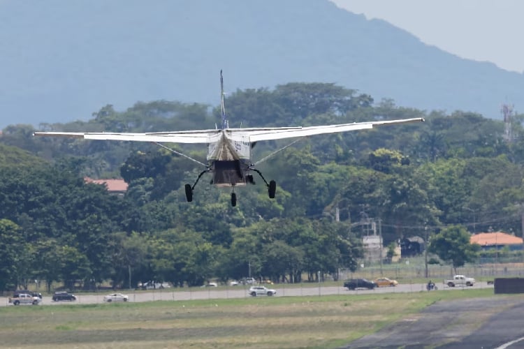 Localizan escombros de aeronave desaparecida rumbo a Boston; buscan a sus seis ocupantes