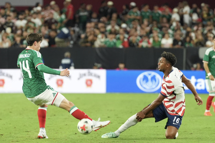 Estados Unidos golea 3-0 a México tras errores defensivos