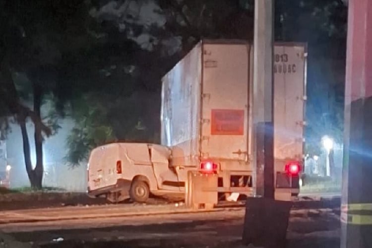 Conductor queda prensado tras choque con tráiler en carretera a Chapala
