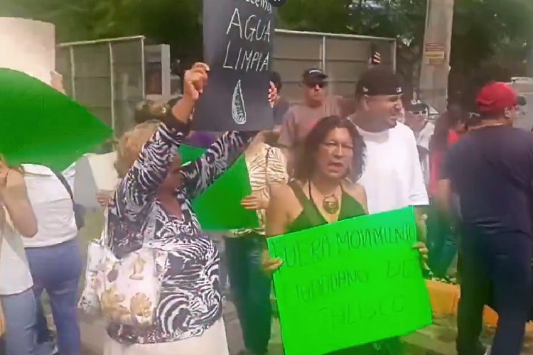 Vecinos de El Sauz protestan contra el SIAPA por agua sucia y realizan cierres viales