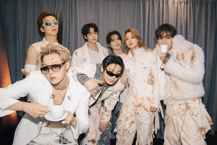 BTS será agasajado por army’s de Perú con show de drones y mensajes en parapente