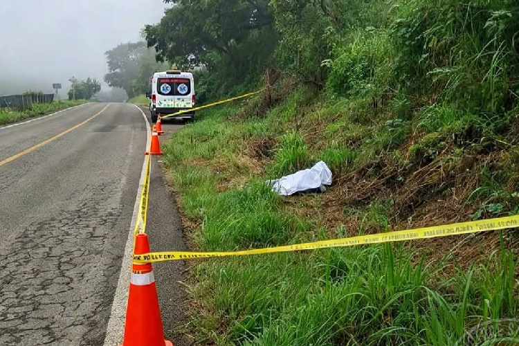Encuentran a hombre sin vida a un costado de la carretera en la Cuesta de Sayula