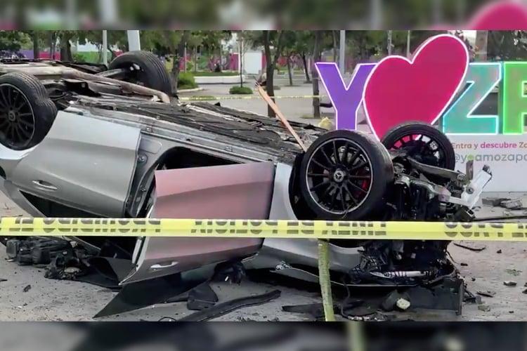 Vuelca Mercedes Benz tras impactarse contra bolardos en Zapopan Centro