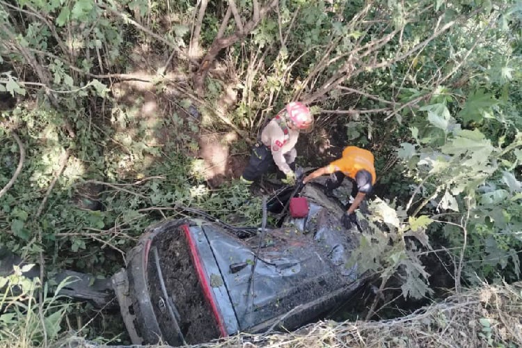 Conductor muere tras volcar y caer a barranco en Tonalá