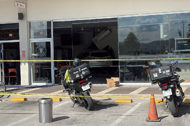 Adulto mayor confunde pedales y se impacta contra restaurante
