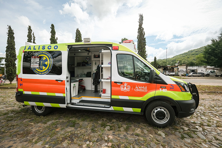 Entregan patrullas y ambulancias en la costa
