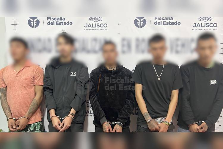Detienen a cinco hombres en cateo por robo de motocicleta