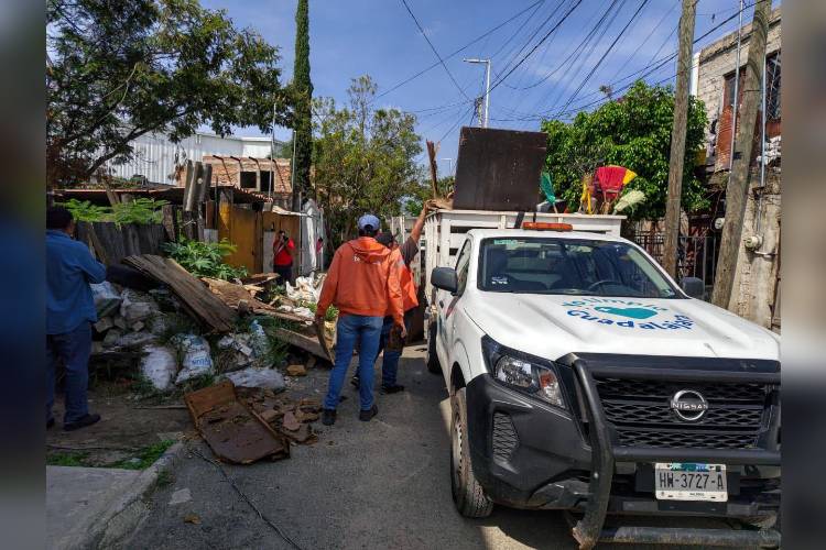 Retiran 15 toneladas de basura y escombro de una vivienda en la Ferrocarril