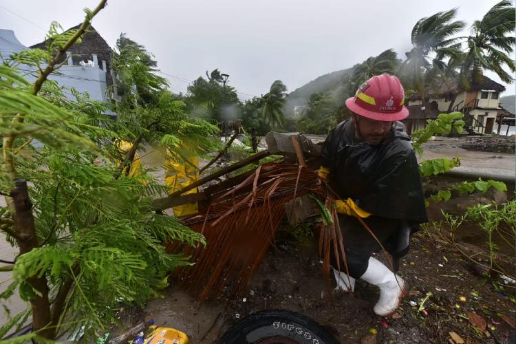 Huracán Simón deja inundaciones y oleaje elevado en la costa de Jalisco