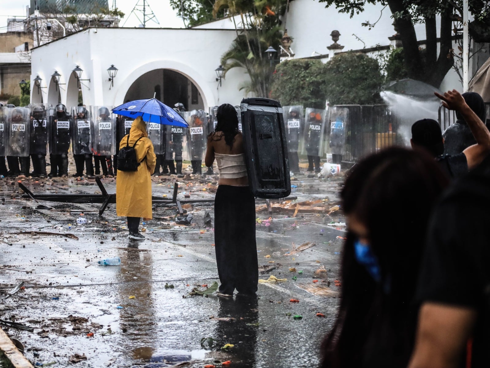 Exigen agua y Policía de Jalisco responde con gas, macanazos y detenciones arbitrarias