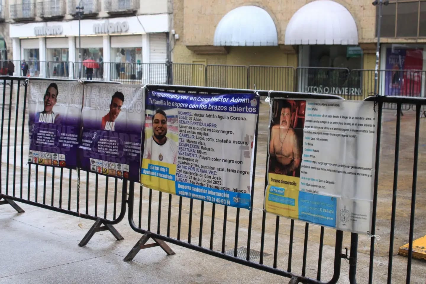 Pese al mal clima, familias de desaparecidos pegan cédulas de búsqueda en el Centro de Guadalajara