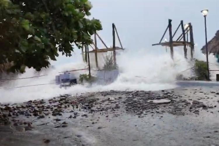 Mantienen alerta en la costa de Jalisco por el huracán Simon categoría 4