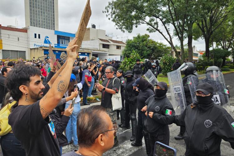 Marchan a Casa Jalisco para exigir agua limpia