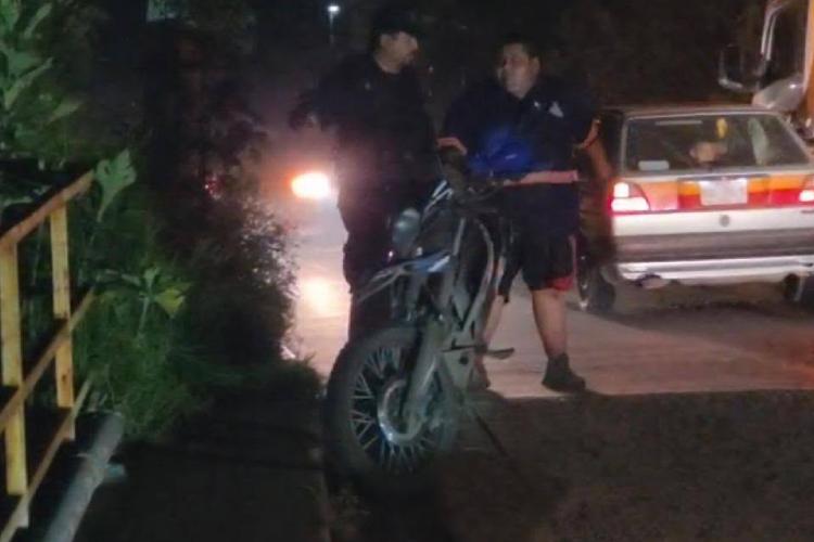 Muere motociclista tras caer a canal pluvial