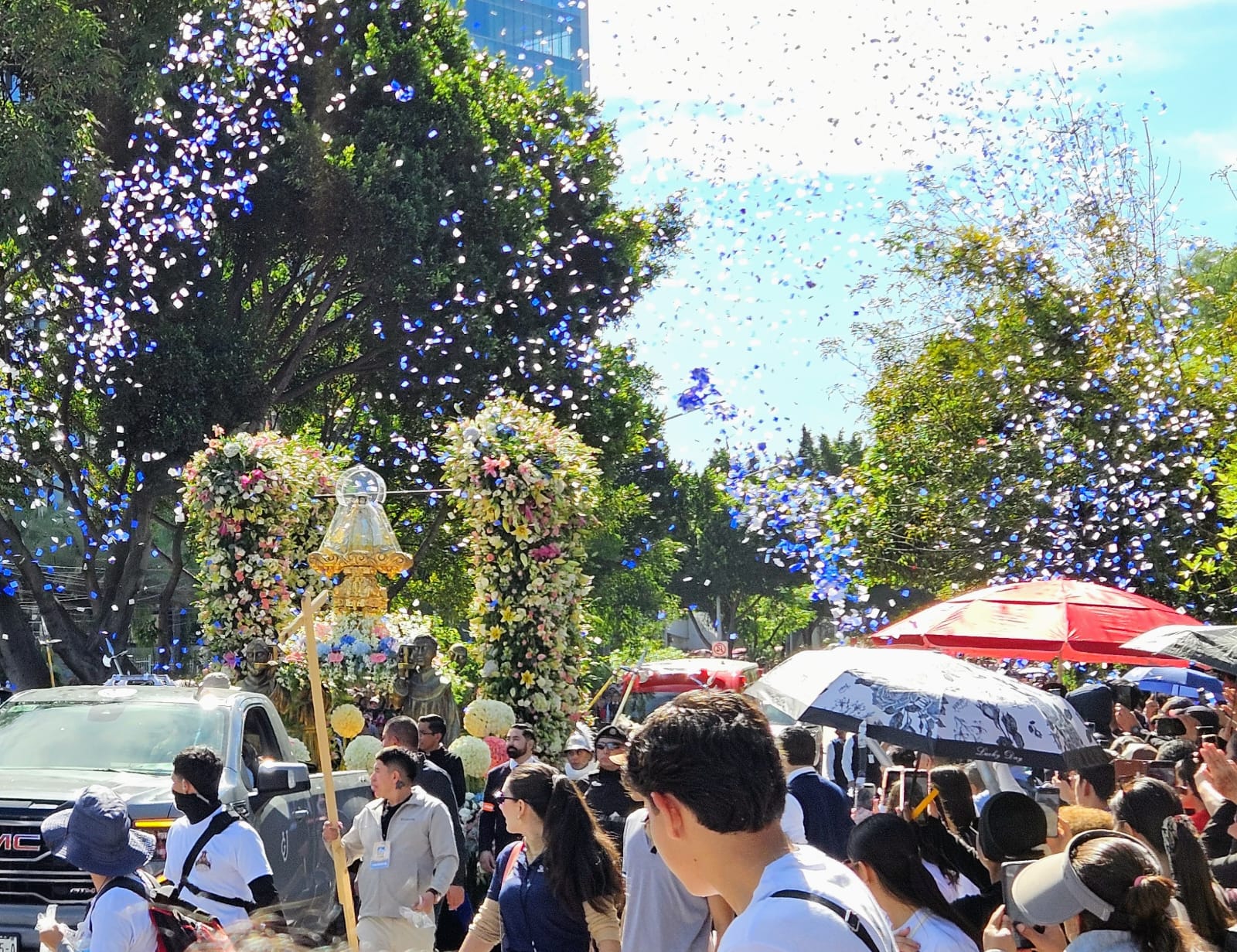 Llega la Generala a su casa; nuncio pide escuchar a los más vulnerables