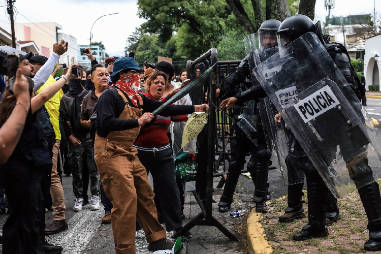 Denuncian represión y detenciones arbitrarias tras marcha por el agua en Guadalajara