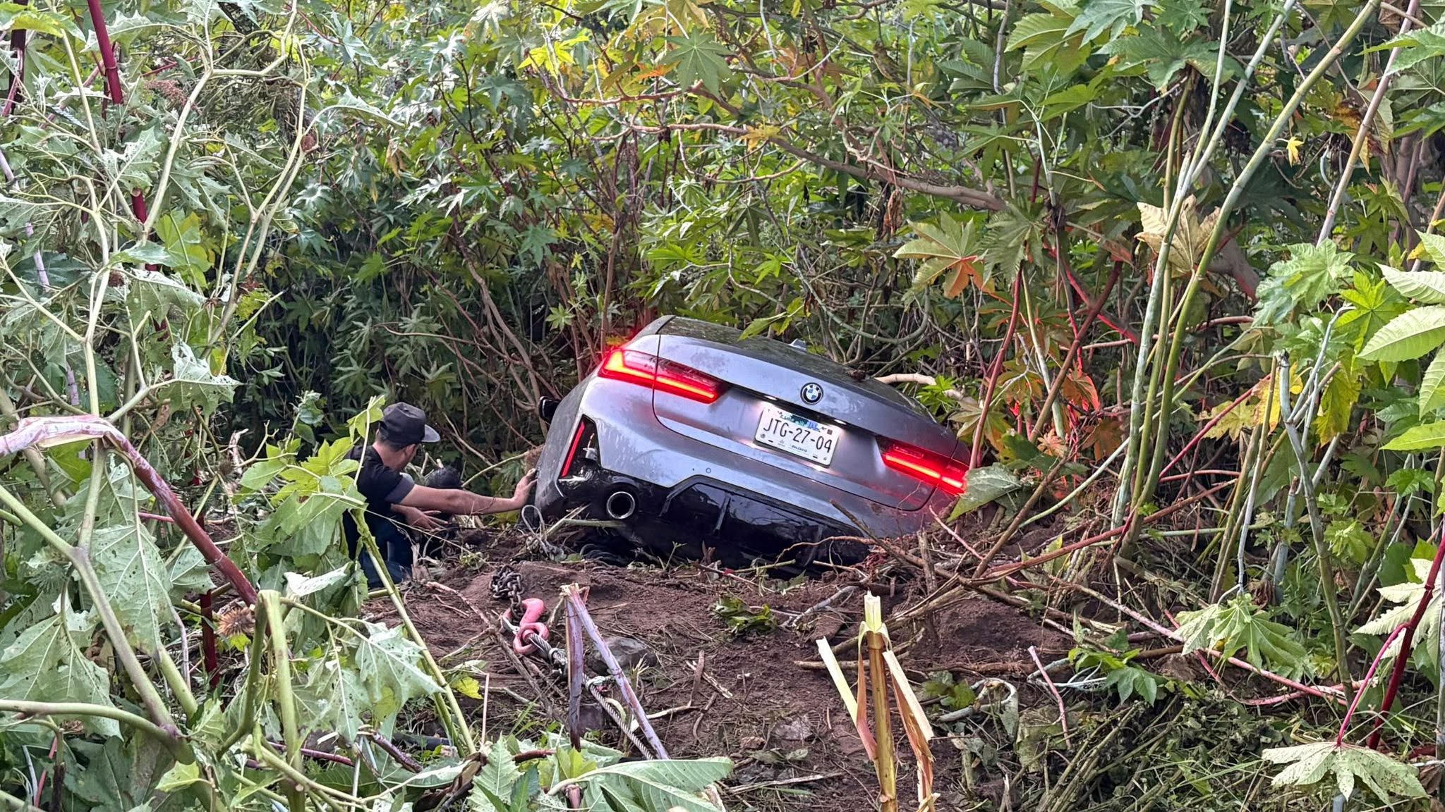 Auto de gama alta cae a barranco en Zapopan