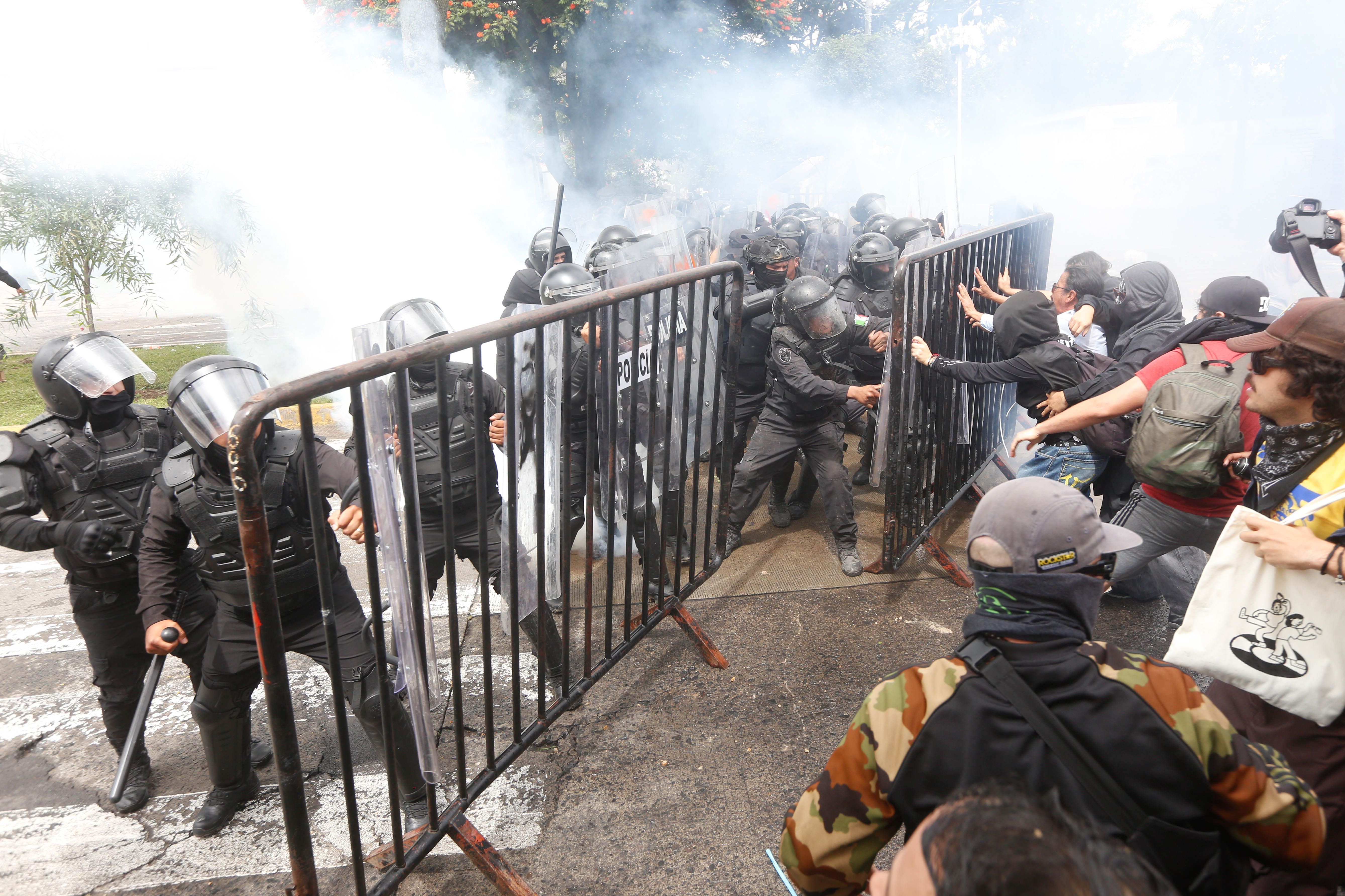 Profesores universitarios condenan represión durante protesta por agua