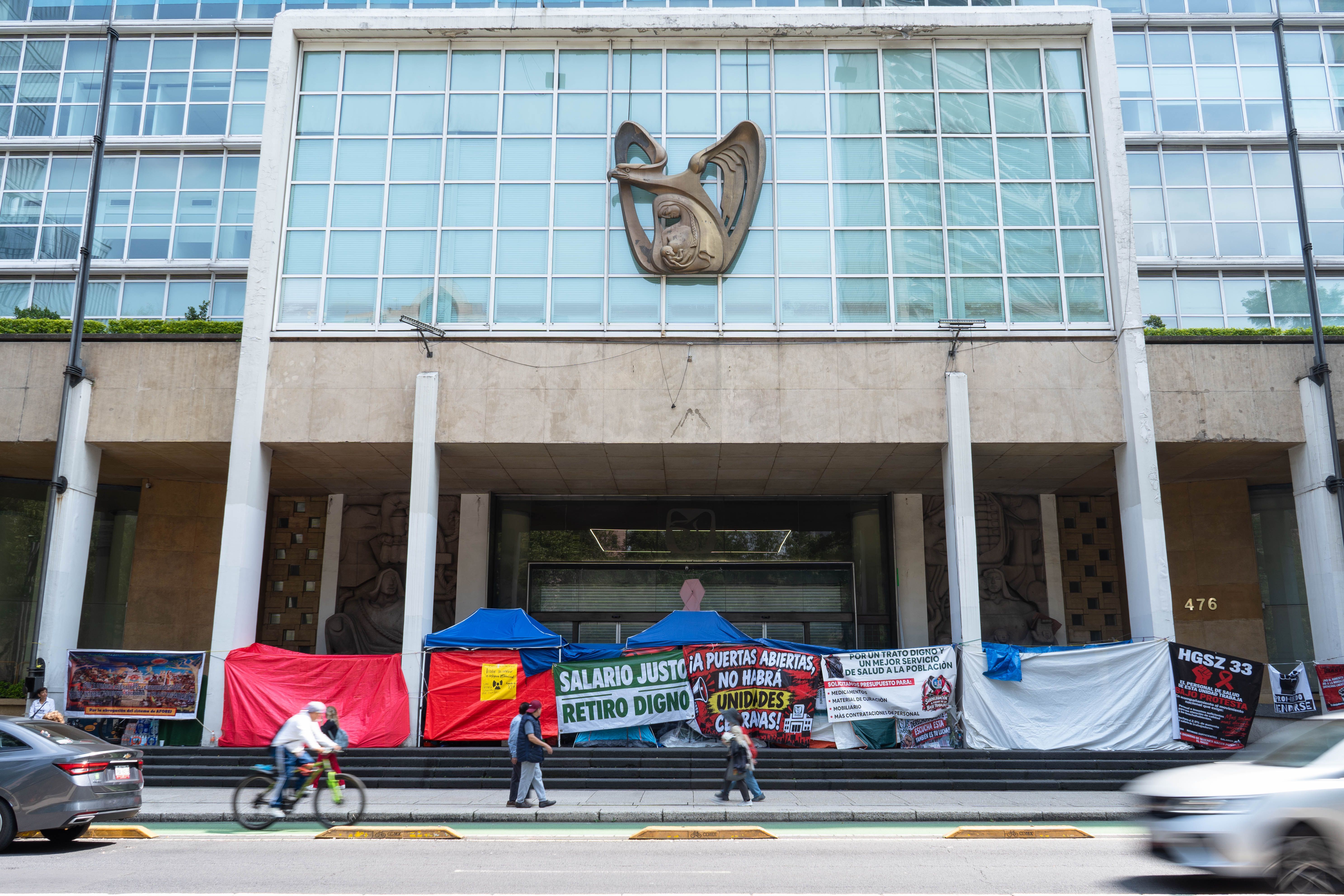 ‘No hay crisis de salud’, afirma Sheinbaum por marcha de trabajadores del IMSS