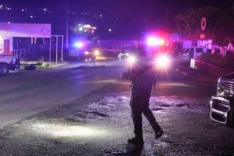 Intercambian liberación de capo por tres agentes