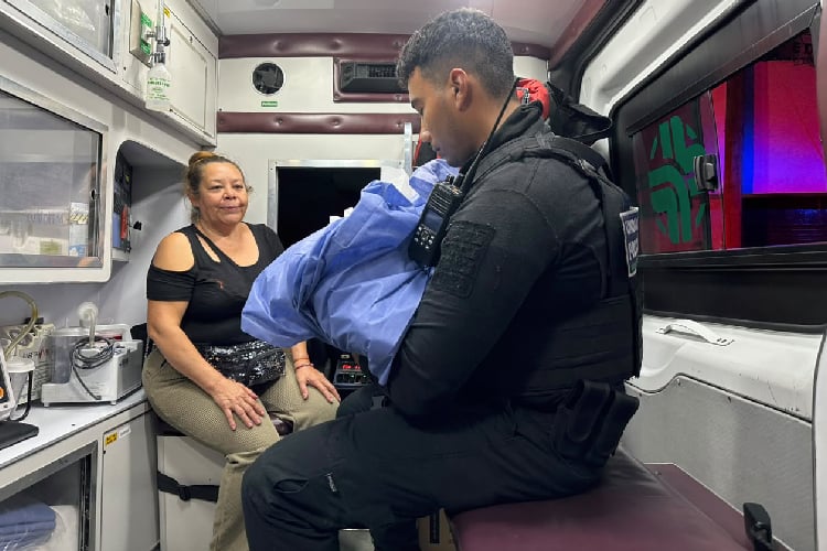 Policías ayudan a mujer a dar a luz en carretera a Chapala