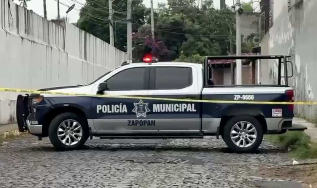 Localizan afuera de panteón a hombre muerto con un golpe en la cabeza