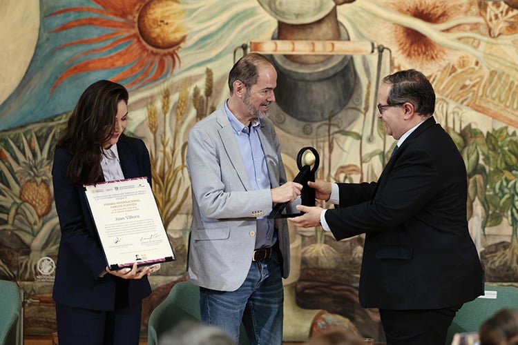 Juan Villoro recibe el Carlos Fuentes
