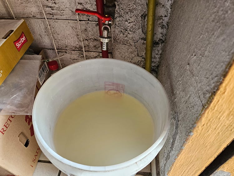 El Sauz, con agua menos apestosa, pero aún amarilla
