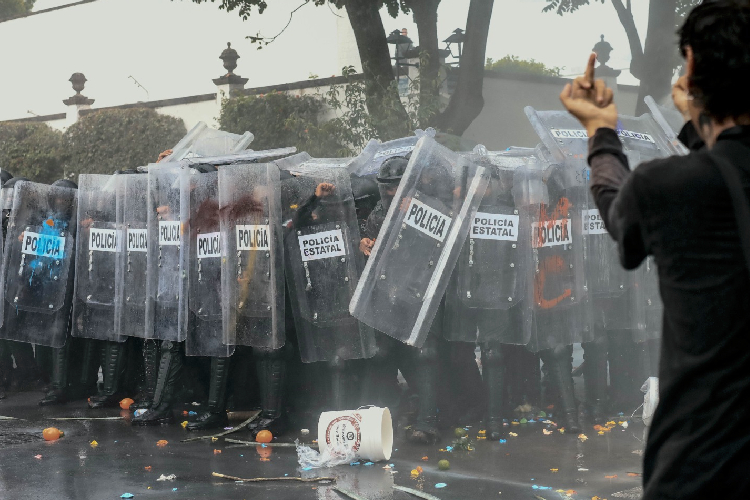 'Policías en Casa Jalisco excedieron el uso de la fuerza y actuaron sin control de mandos': Especialista